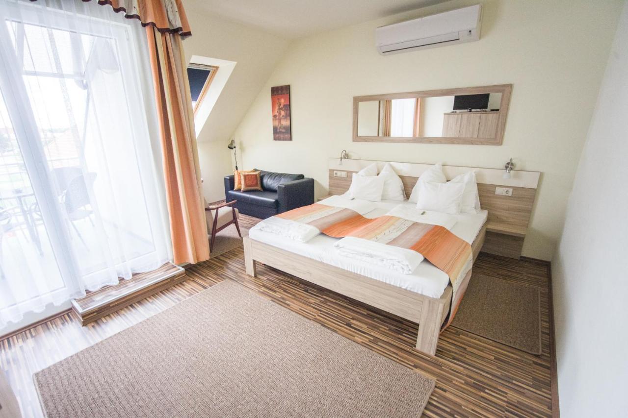 Azur Haz Gyoengyvirag Apartman Sárvár Buitenkant foto