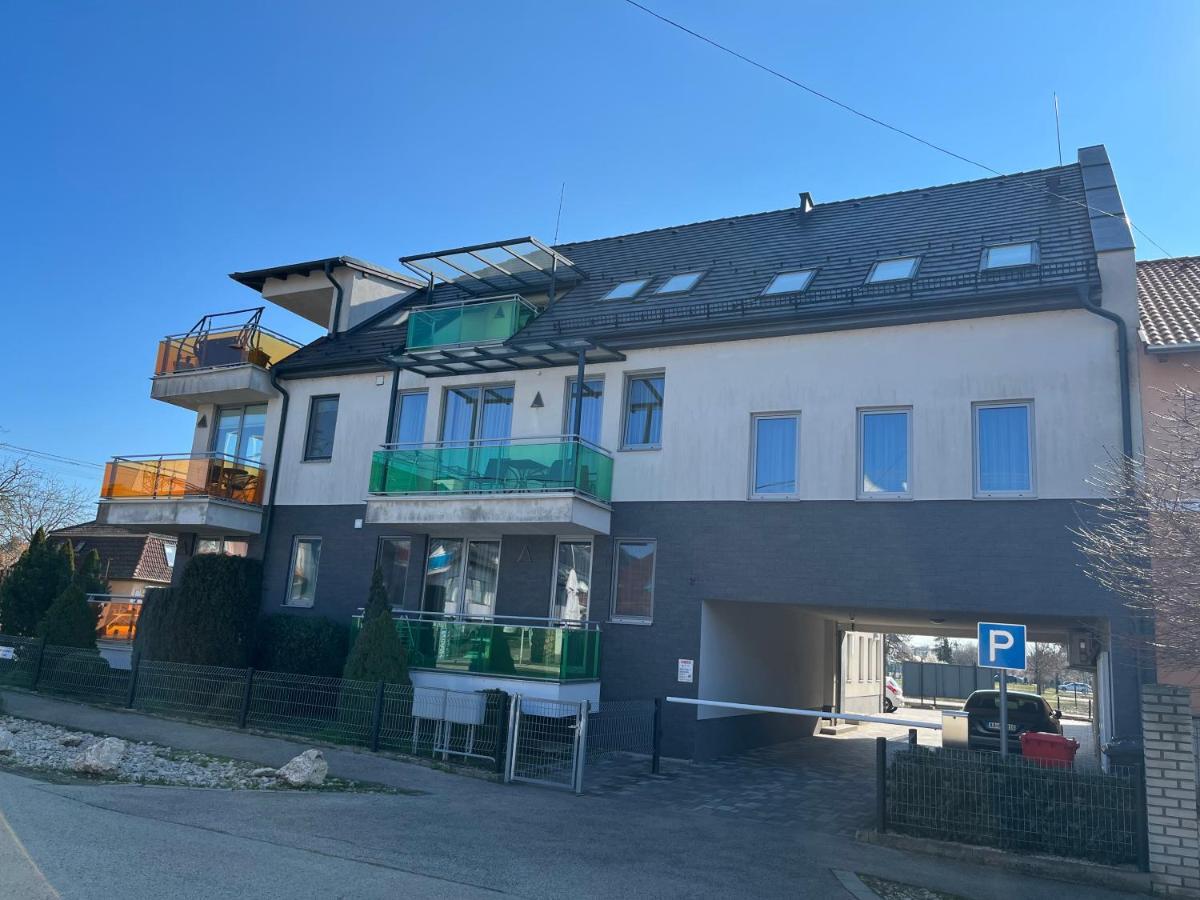 Azur Haz Gyoengyvirag Apartman Sárvár Buitenkant foto